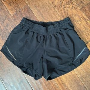 Lululemon Hotty Hot low-rise shorts 4" sz 6